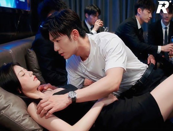 Divorced sister was drunk at KTV and her pussy was penetrated by her brother and she squirted continuously